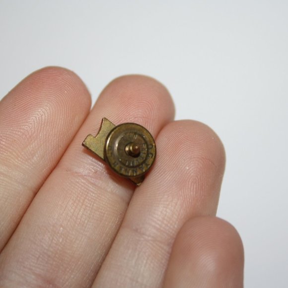 📍✨ Vintage Gold “Of 37” Screw-Back Pin – 0.5" · Minimalist Accent · Collector’s - Picture 2 of 4